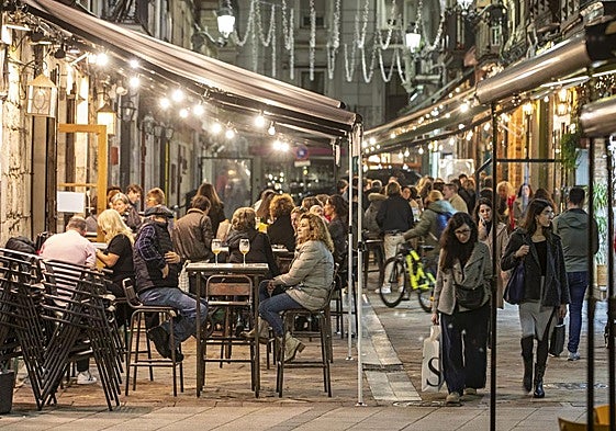 Las terrazas de la calle del Medio, en Santander, llenas.