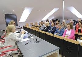 Reunión de Urrutia, el pasado jueves, con los representantes de los ayuntamientos.