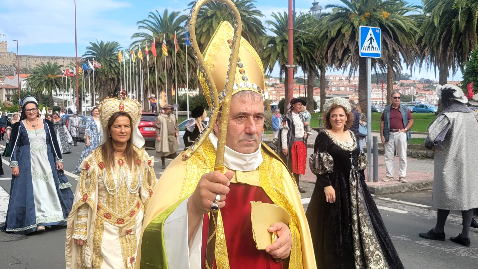El séquito contó con la participación de nobles, doncellas y religiosos con espectaculares trajes de época. 