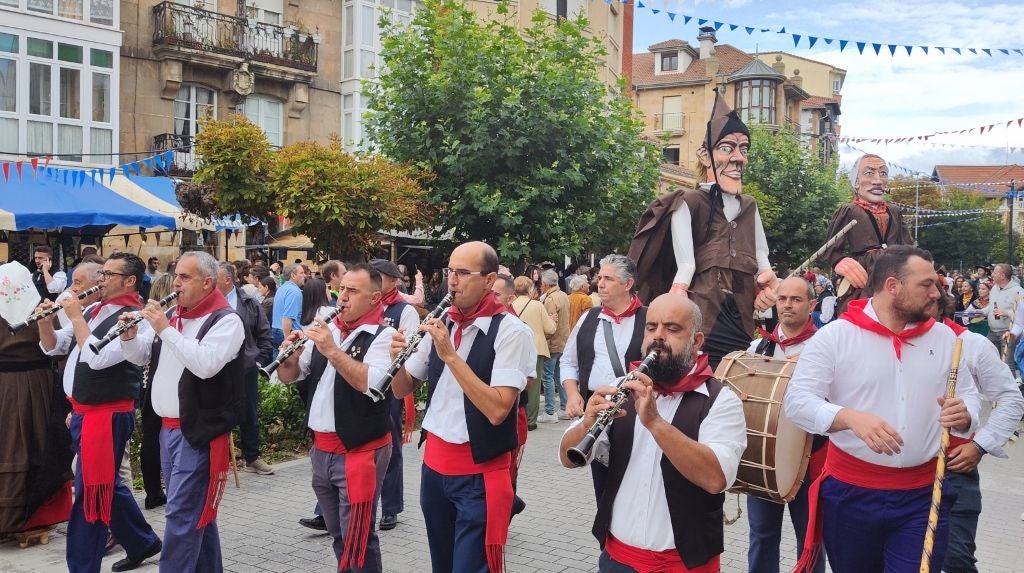 Los gigantes del Día de Campoo bien escoltados.
