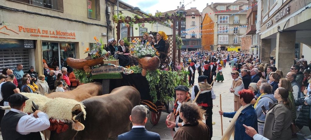 La Reina y Damas llegaron en carreta y vestidas con el traje campurriano.