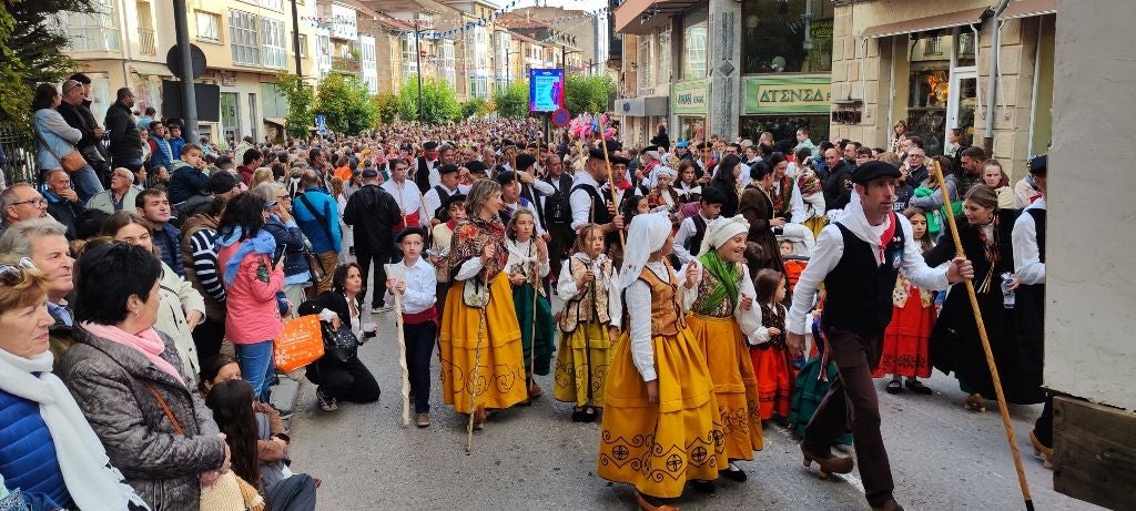 Miles de personas siguieron de cerca el desfile.