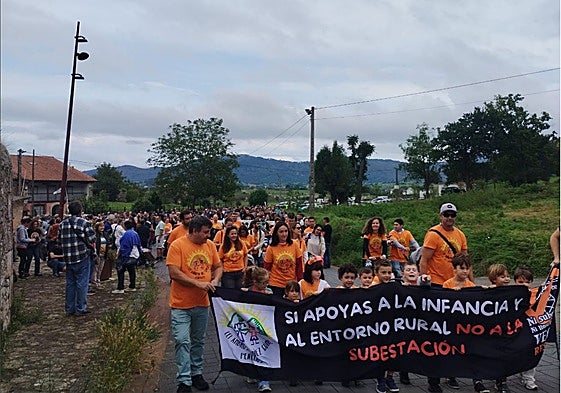 Participantes y alumnos del CEIP Ambrosio Díez Gómez comienzan la marcha con pancartas contra la subestación.