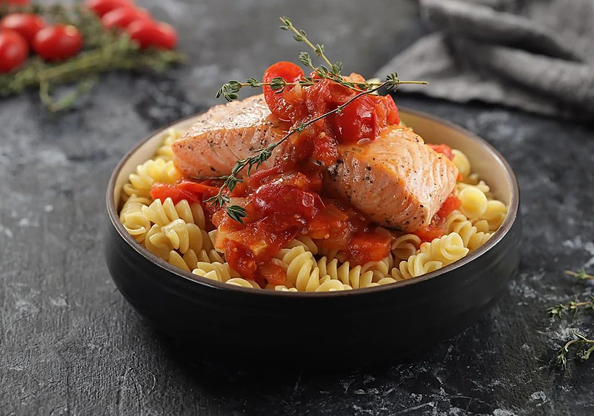 Salmón a la parrilla con pasta pomodoro.