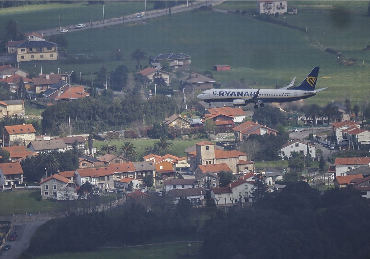 Un avión de Ryanair por los cielos de Cantabria.