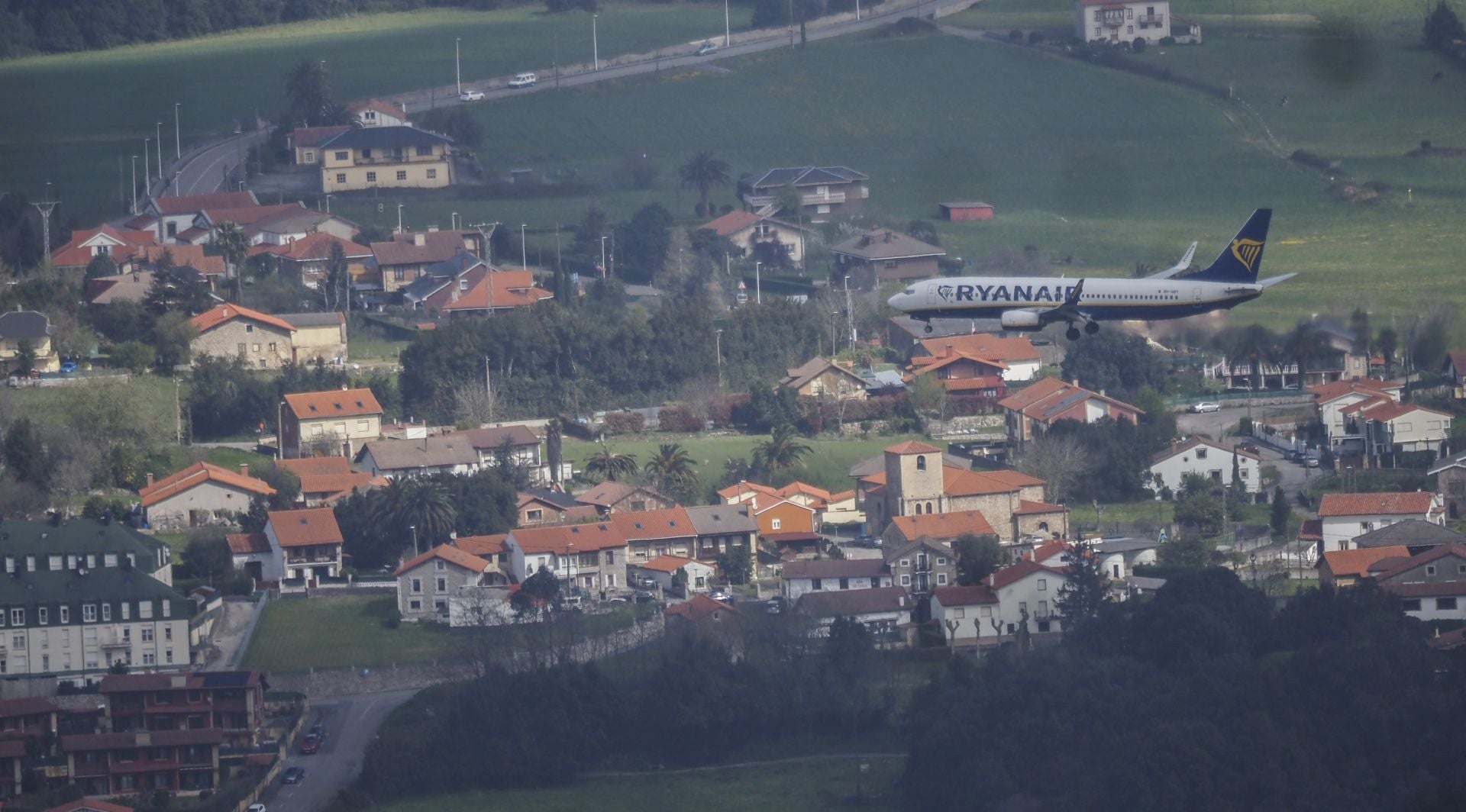 Imagen principal - Ryanair deja sin cargar por ahora para el verano las rutas de Málaga y Valencia