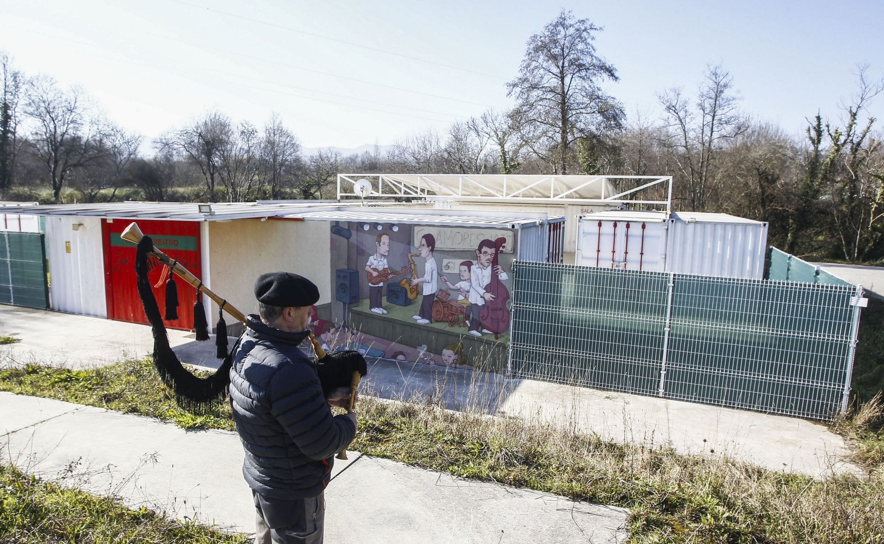 Un gaitero frente al Espacio Creativo José Manuel Illera de Torrelavega.
