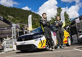 Sito Español y Borja Odriozola con su Opel Corsa.