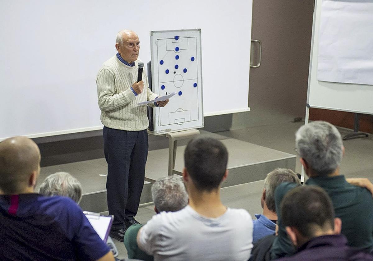 Laureano Ruiz, durante una de sus numerosas charlas a entrenadores.