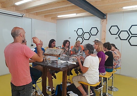 Emprendedores de turismo apicultor se forman en el programa Nansa Emprende.