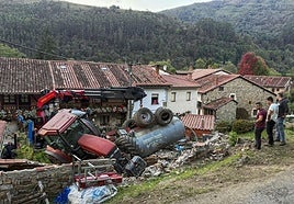 Tractor volcado sobre unos antiguos gallineros en Barcenillas.