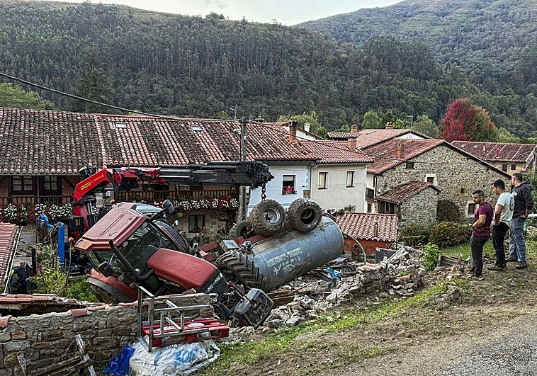 Tractor volcado sobre unos antiguos gallineros en Barcenillas.