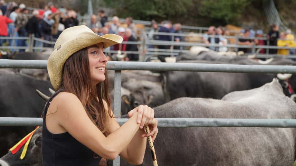 Una joven, como la mayor parte de los vecinos del Valle del Nansa, acudió a la feria