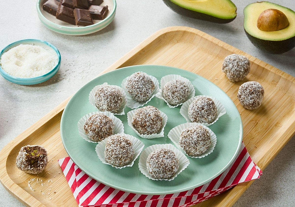 Bolitas de chocolate y aguacate con coco.