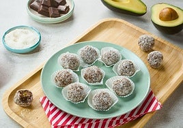 Bolitas de chocolate y aguacate con coco.