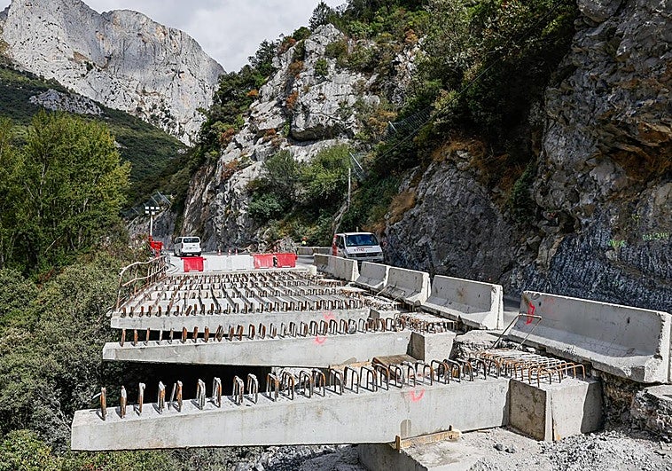 En un tercio del trayecto se han tenido que construir grandes voladizos para poder aumentar la anchura de la carrera, el objetivo principal de la obra.