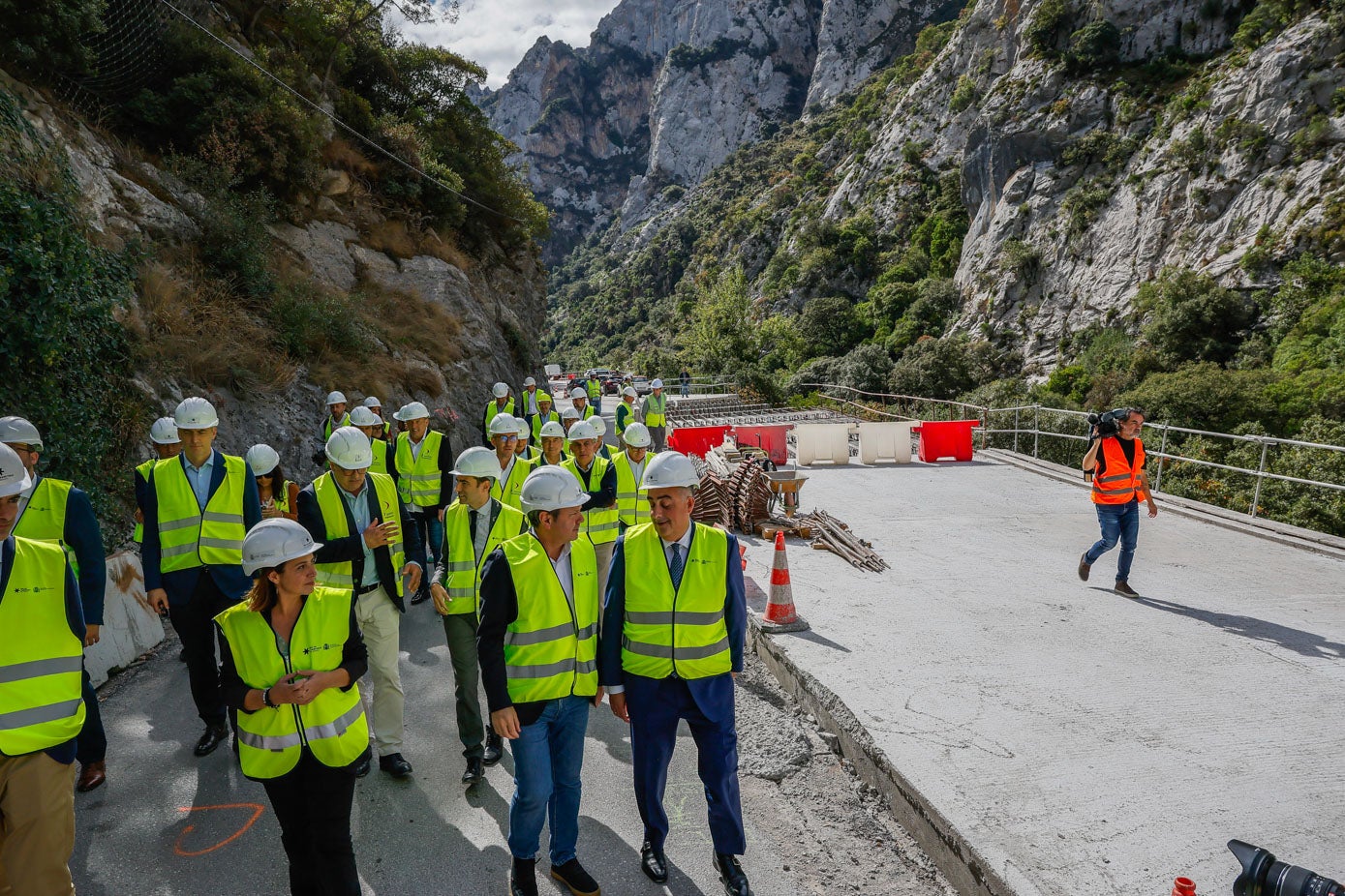 Santano charla con el consejero Media. Junto a ellos, la delegada del Gobierno en Asturias, Adriana Lastra.