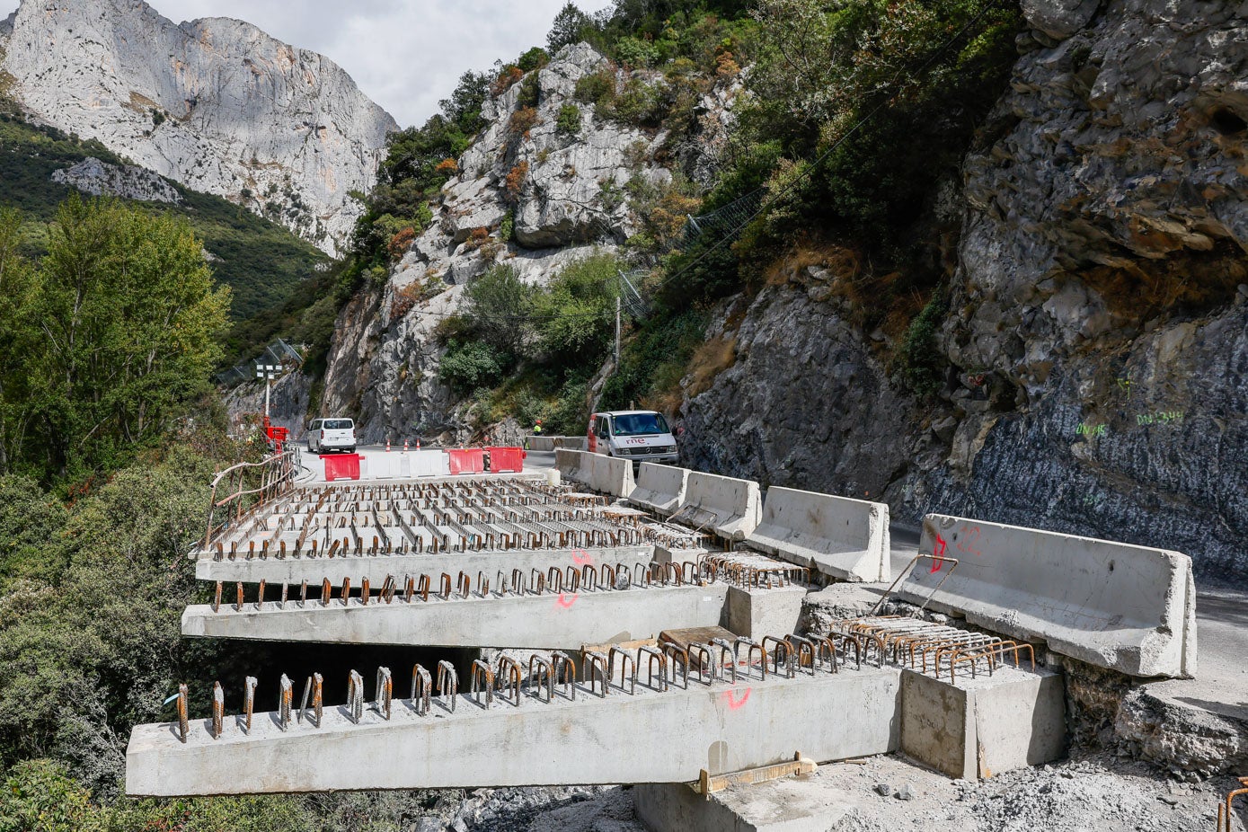 Los voladizos sobre el río de mayor tamaño tienen hasta cinco metros de ancho. En la imagen, una de las estructuras sin finalizar.