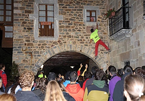 Imagen de una de las ediciones anteriroes de un participante escalando un edificio en Potes.