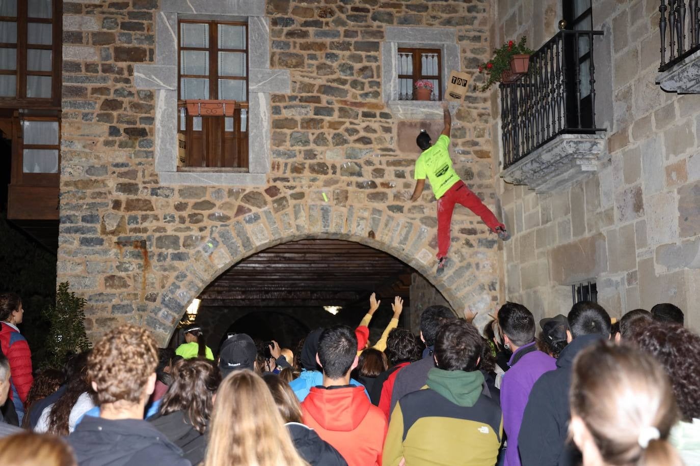 Imagen de una de las ediciones anteriroes de un participante escalando un edificio en Potes.