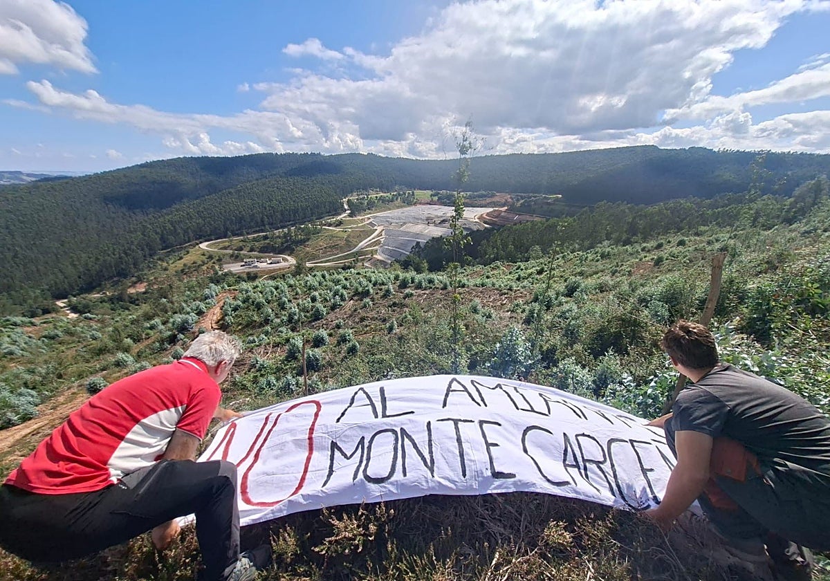 Una pancarta de protesta contra la llegada de amianto al vertedero de Carceña.
