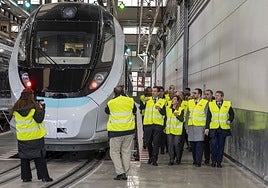 Buruaga, Barbón y Santano, en febrero de 2024, durante el acto de inicio de la fabricación de los trenes en la fábrica de CAF.