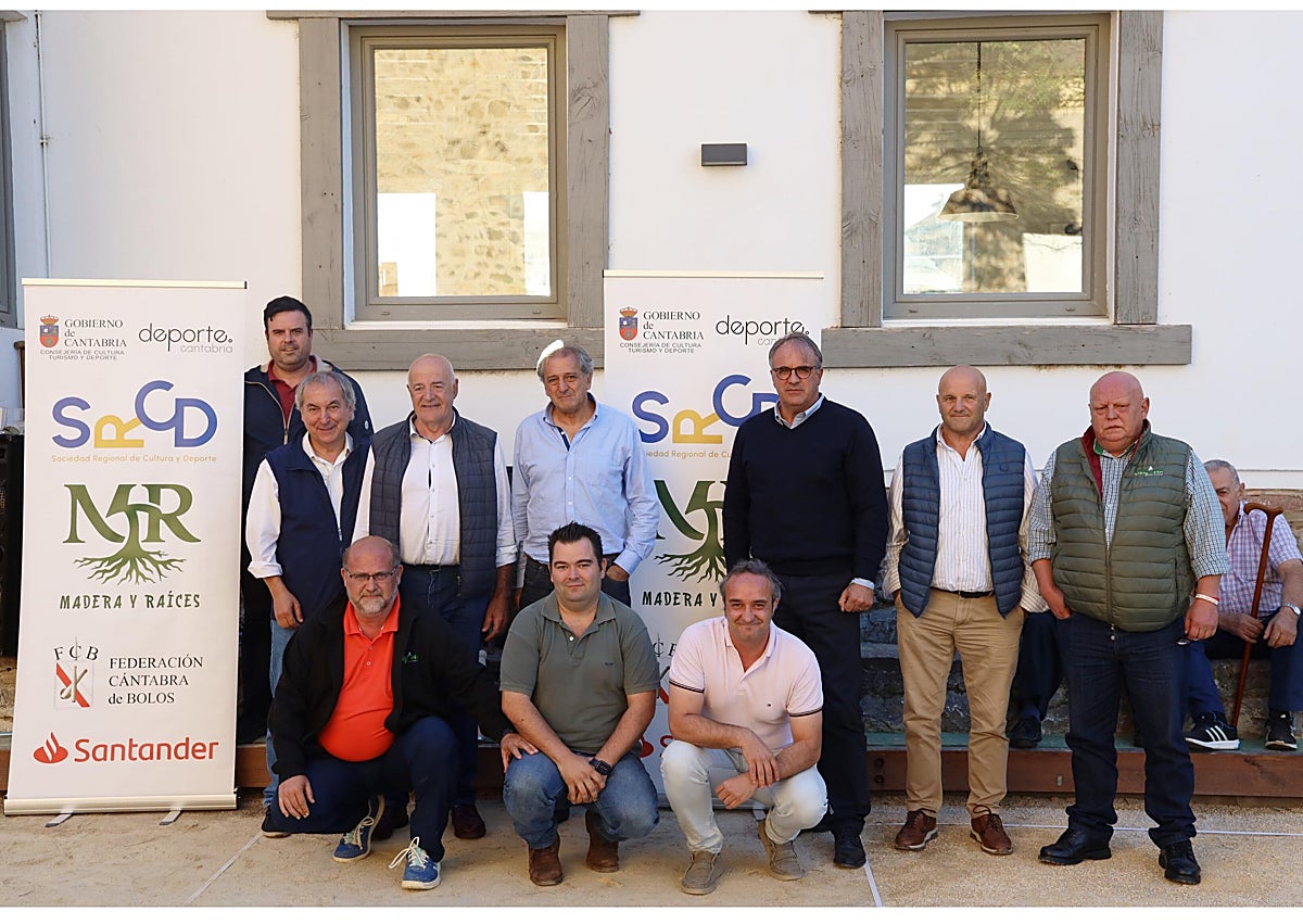 Imagen secundaria 1 - Jugadores, autoridades, pinadores y árbitros; presentación de la Escuela de Bolos de Liébana, y Leandro Alonso, entregando el premio del Memorial que lleva el nombre de su hermano al ganador, Víctor González