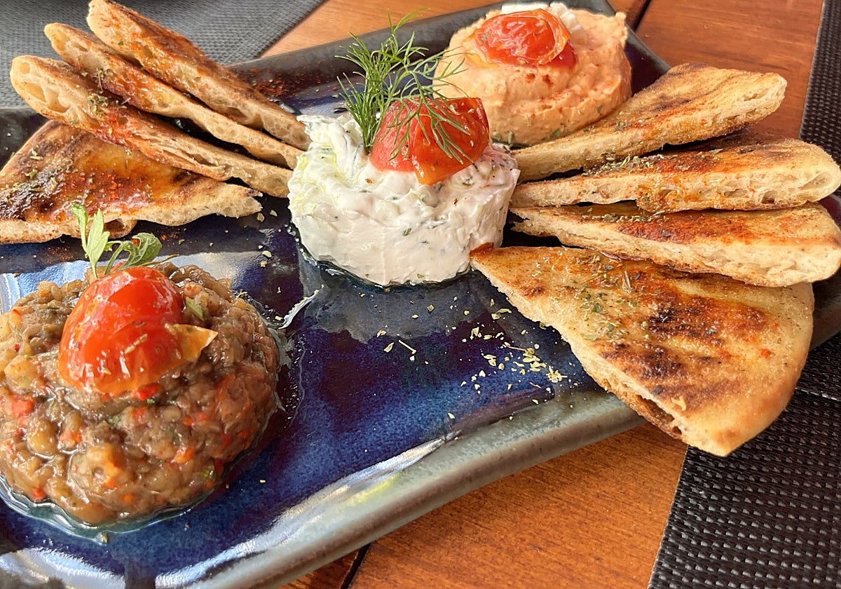 Pikilía alifon. Trío de ensaladillas con berenjena ahumada (agiorítiki), yogur griego con pepino y eneldo (tzatzíki) y crema de queso feta con pimentón picante (tirokafterí), acompañadas con pan de pita para untar.
