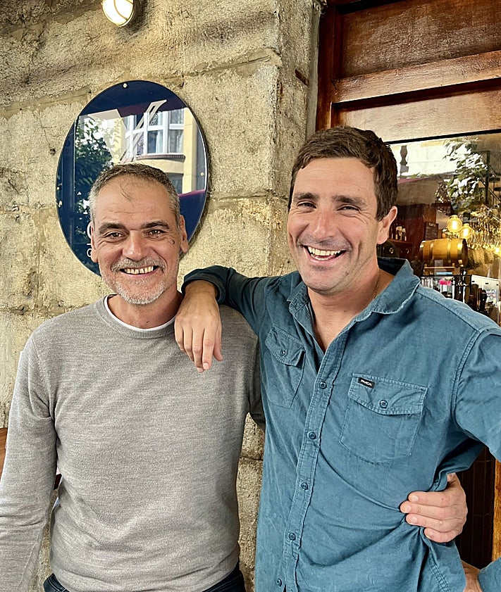 Imagen secundaria 2 - Soutzoukákia smyrnéika (albóndigas especiadas con salsa de tomate, yogur y pan de pita); el auténtico yogur griego acompañado de miel de flores, nueces crujientes, zanahoria marinada en citronela y almendra cruda; Konstantinos Angelidis (Grecocina) y Daniel Cazón.