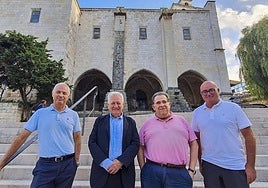 Los cuatro autores del libro sobre la historia de El Cristo, Marcial Martínez, José Vicente Pérez, Francisco Gutiérrez y Valeriano Pérez, posan al pie de las escaleras del templo.
