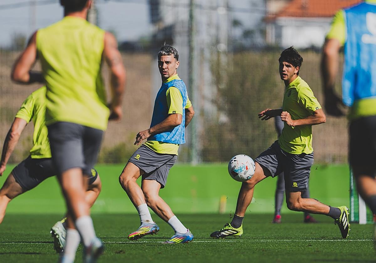Juan Carlos Arana, en un momento del entrenamiento de ayer en La Albericia.
