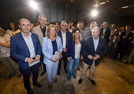 Desde la izquierda, Juanjo Alonso, Javier Camino, María José González Revuelta, Roberto Media, María José Sáenz de Buruaga, Alejandro Liz, Félix de las Cuevas y Miguel Tellado, este miércoles, en Santander.