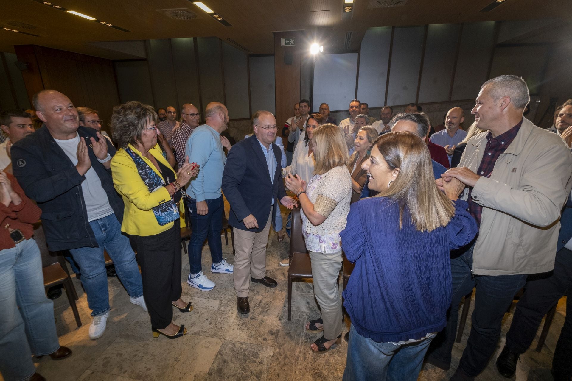 La presidenta Buruaga saluda a los asistentes a su entrada a la Junta Directiva Regional del PP.