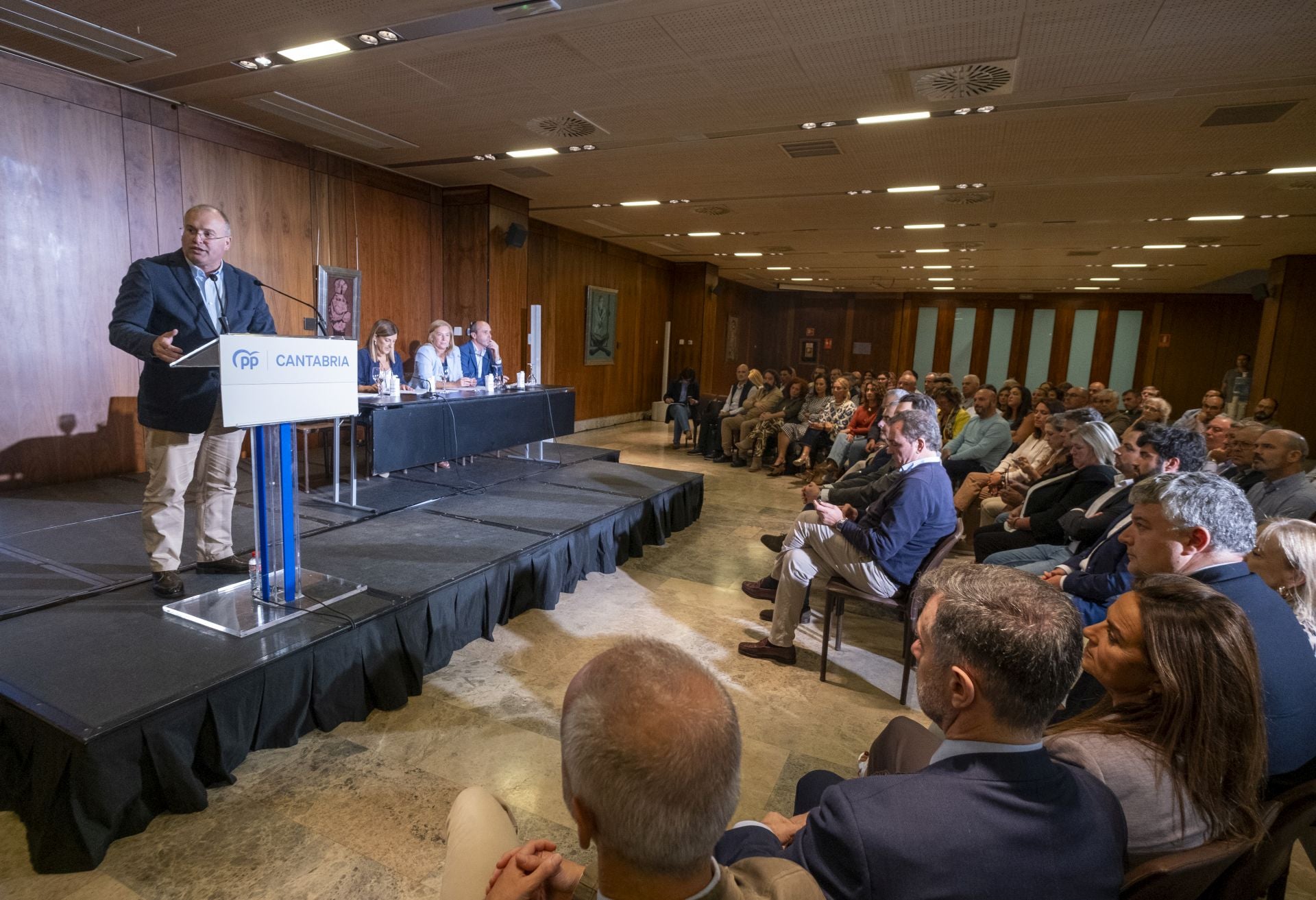 Entre las ausencias en el acto, el de la alcaldesa Gema Igual, que disculpó su presencia por su asistencia a un compromiso de la Federación de Municipios y Provincias de España.