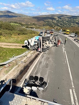 La hormigonera ha cortado al tráfico un carril de la subida al puerto del Escudo.