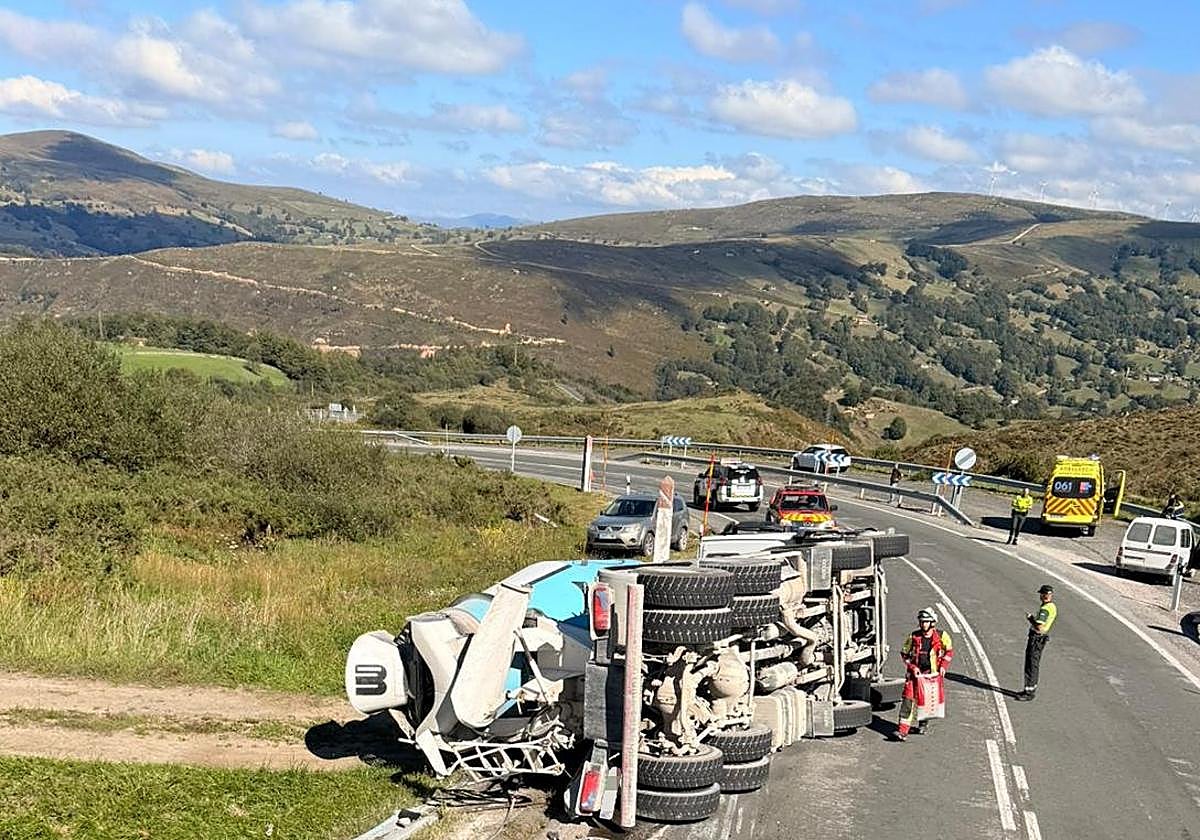 La hormigonera ha cortado al tráfico un carril de la subida al puerto del Escudo.