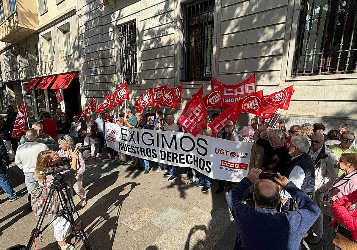 Los manifestantes, este miércoles, en las puertas de Delegación de Gobierno.