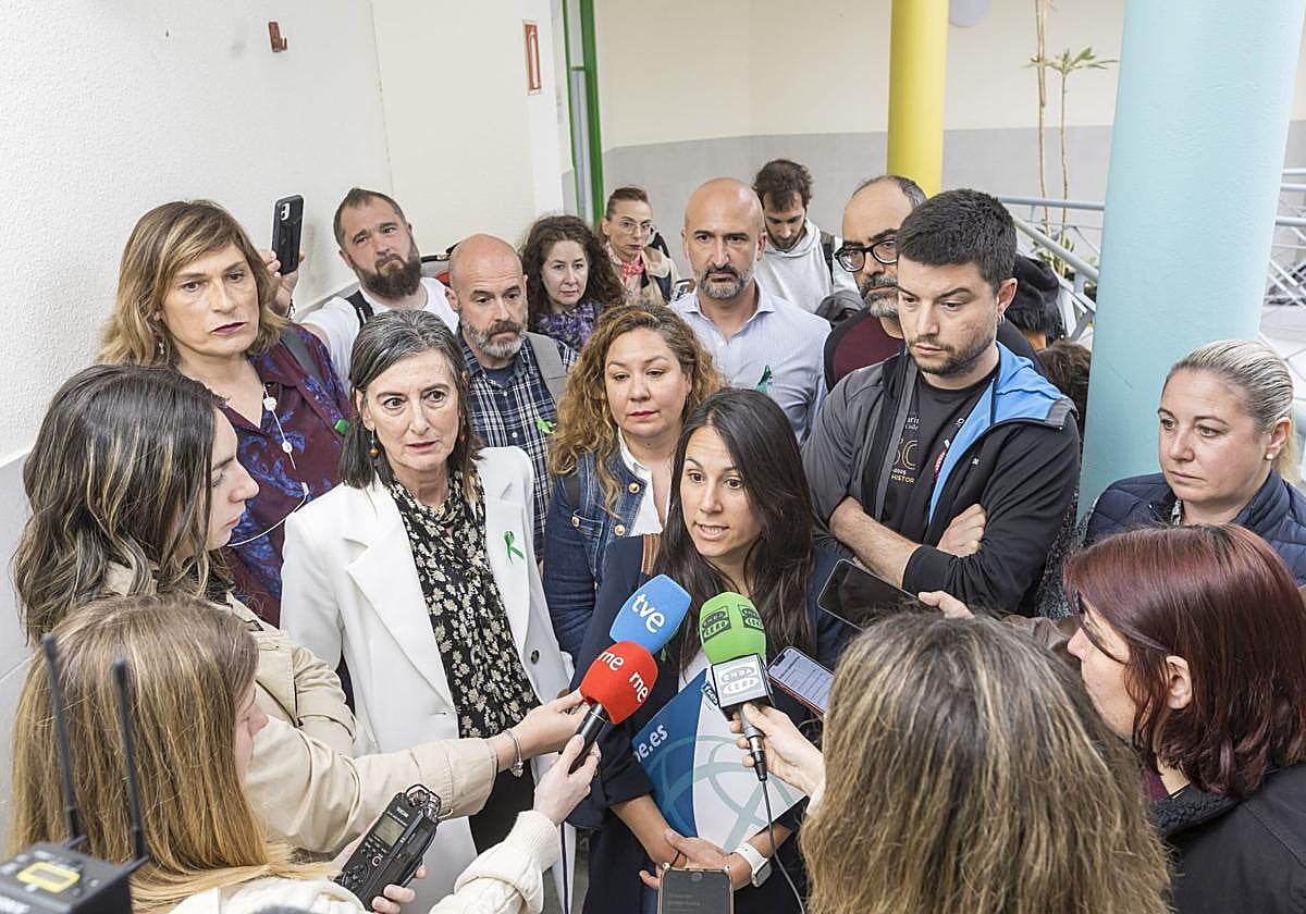 Los representantes de los sindicatos docentes antes de entrar a una de las reuniones con la Consejería de Educación.
