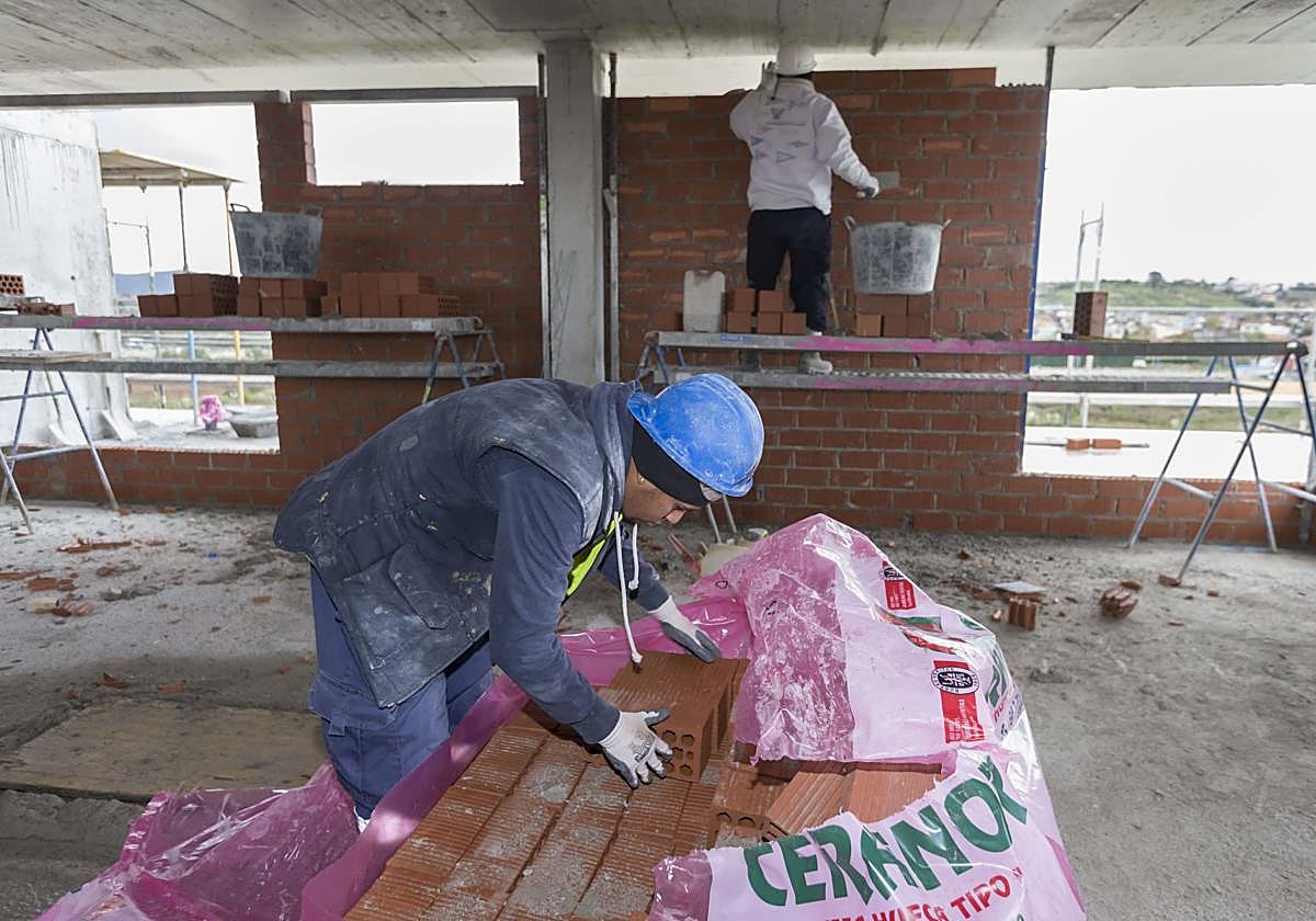 Dos albañiles trabajan en una vivienda en construcción en Nueva Montaña.