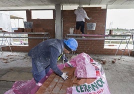 Dos albañiles trabajan en una vivienda en construcción en Nueva Montaña.
