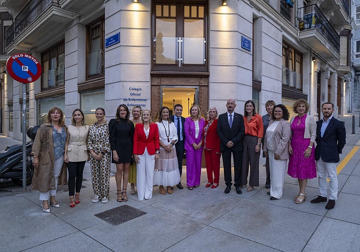 Representantes institucionales y del Colegio de Enfermería, frente a la nueva sede en Santander.