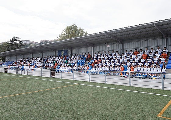 Los futbolistas de las Escuelas Deportivas, en la grada del campo de fútbol.