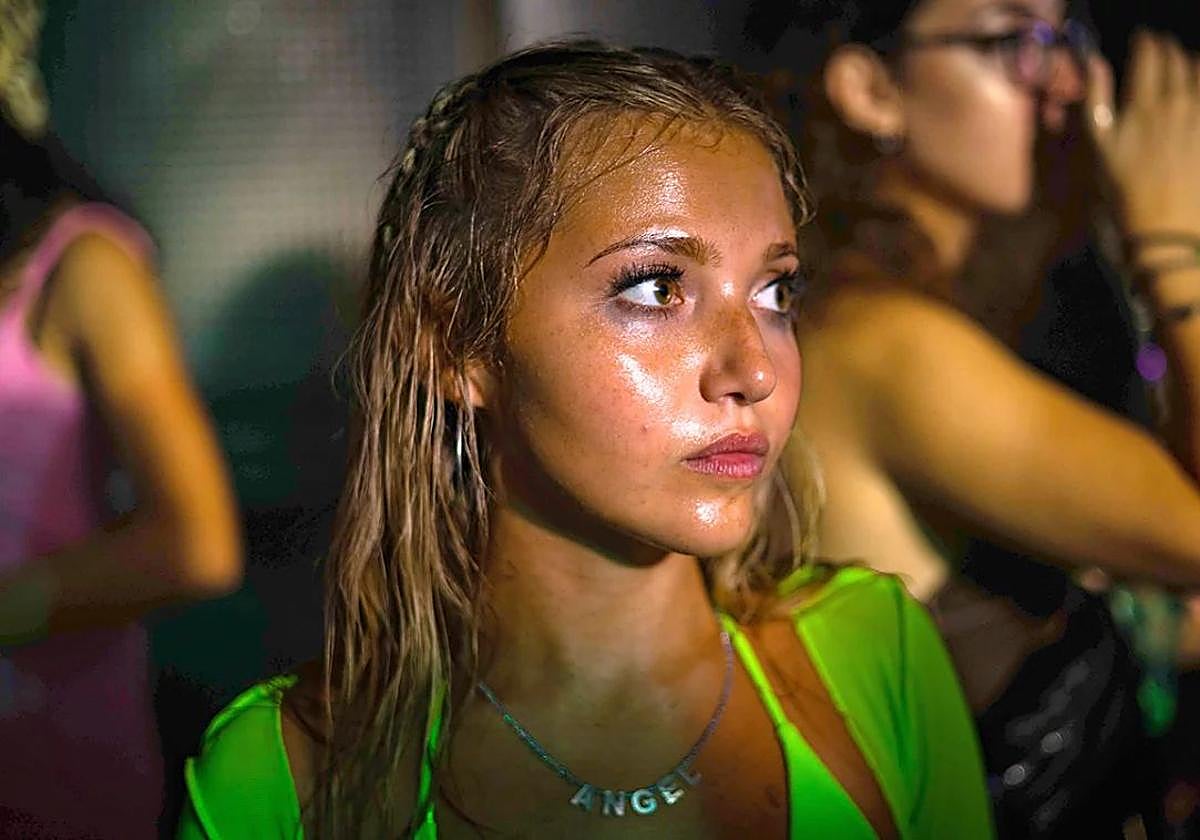 Mia McKenna-Bruce, protagonista.