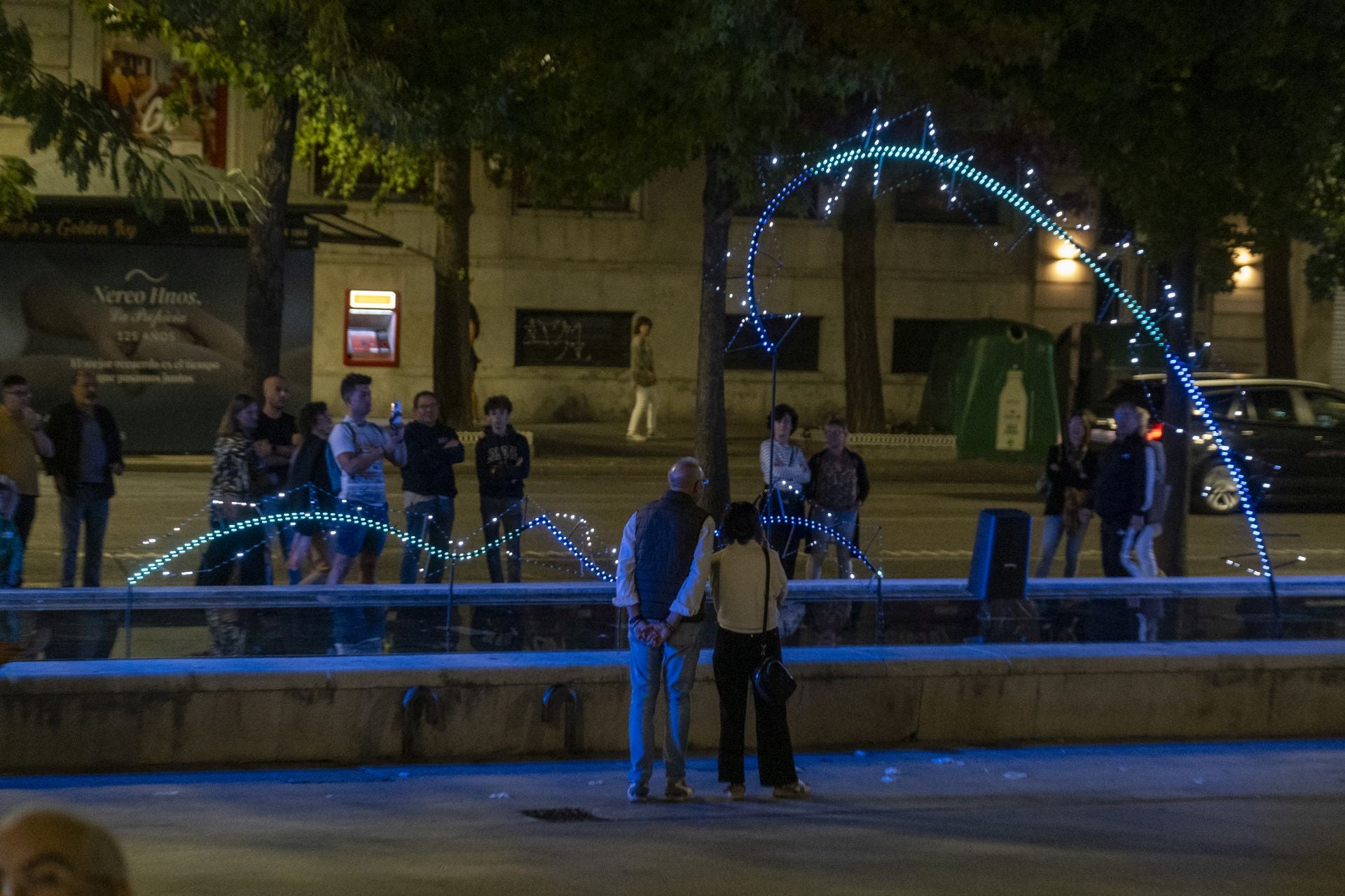 Fuente de luz. 'Marea', instalación de luz y sonido, firmada por Pablo Turanzas, fue una de las citas que abrió el Festival Hágase la luz. Hasta el domingo, entre nueve de la noche y la una de la madrugada, utilizará efectos de luz en constante transformación para generar una relajada experiencia visual sobre la fuente de la Plaza de Atarazanas.