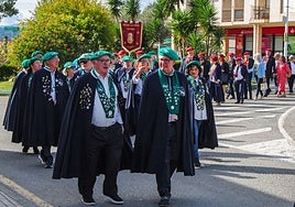 Desfile de cofradías gastronómicas por las calles de Noja.