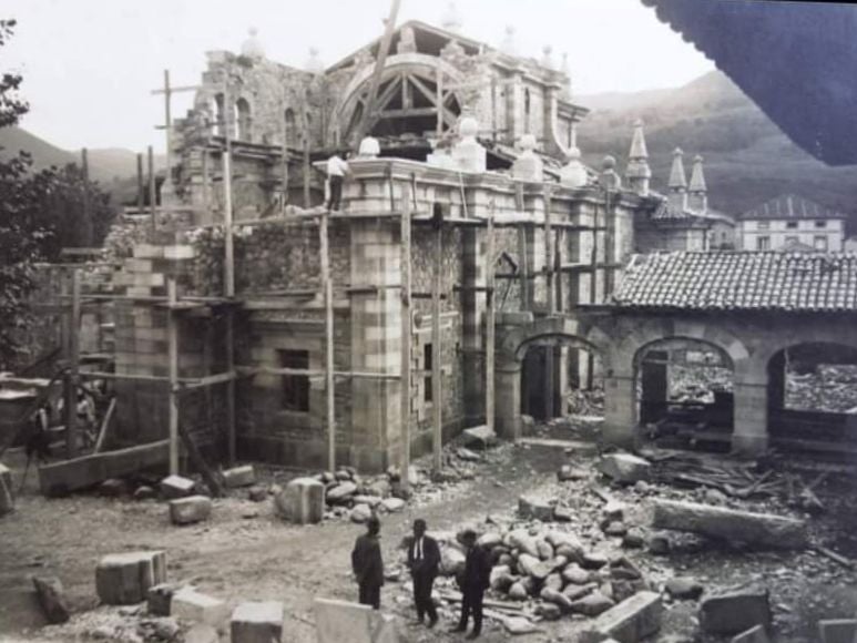 Obras del templo con el claustro que comunica con el asilo prácticamente terminado.