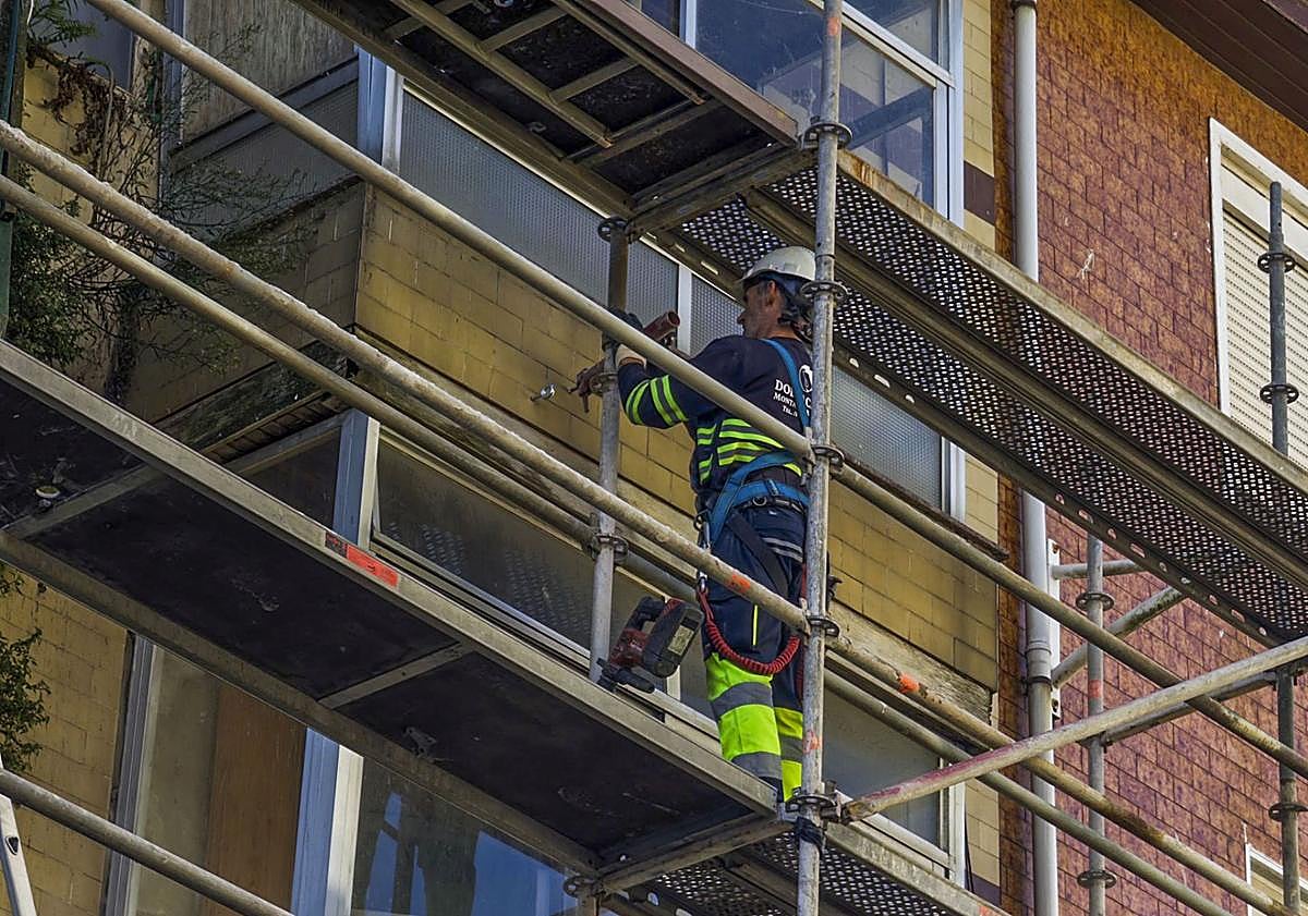 Imagen principal - El derribo de dos edificios en El Cabildo, primer paso para acabar con el abandono del barrio