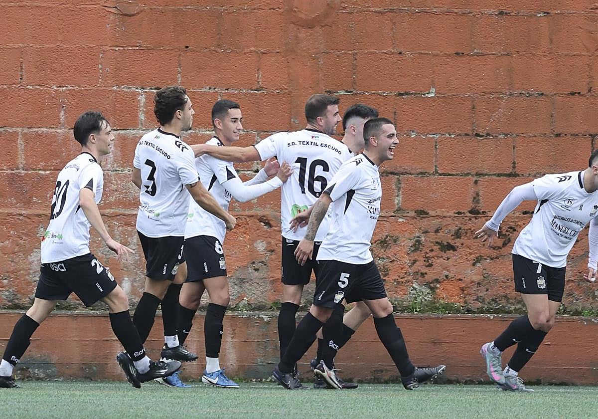 Los jugadores del Textil celebran uno de los goles en el partido de ida.