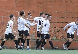 Los jugadores del Textil celebran uno de los goles en el partido de ida.