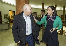 Manolo Higuera y Gema Igual, durante la firma del convenio sobre los Campos de Sport.